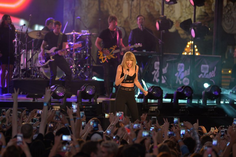 Taylor Swift — October 23 - Jimmy Kimmel Live — photo 370
