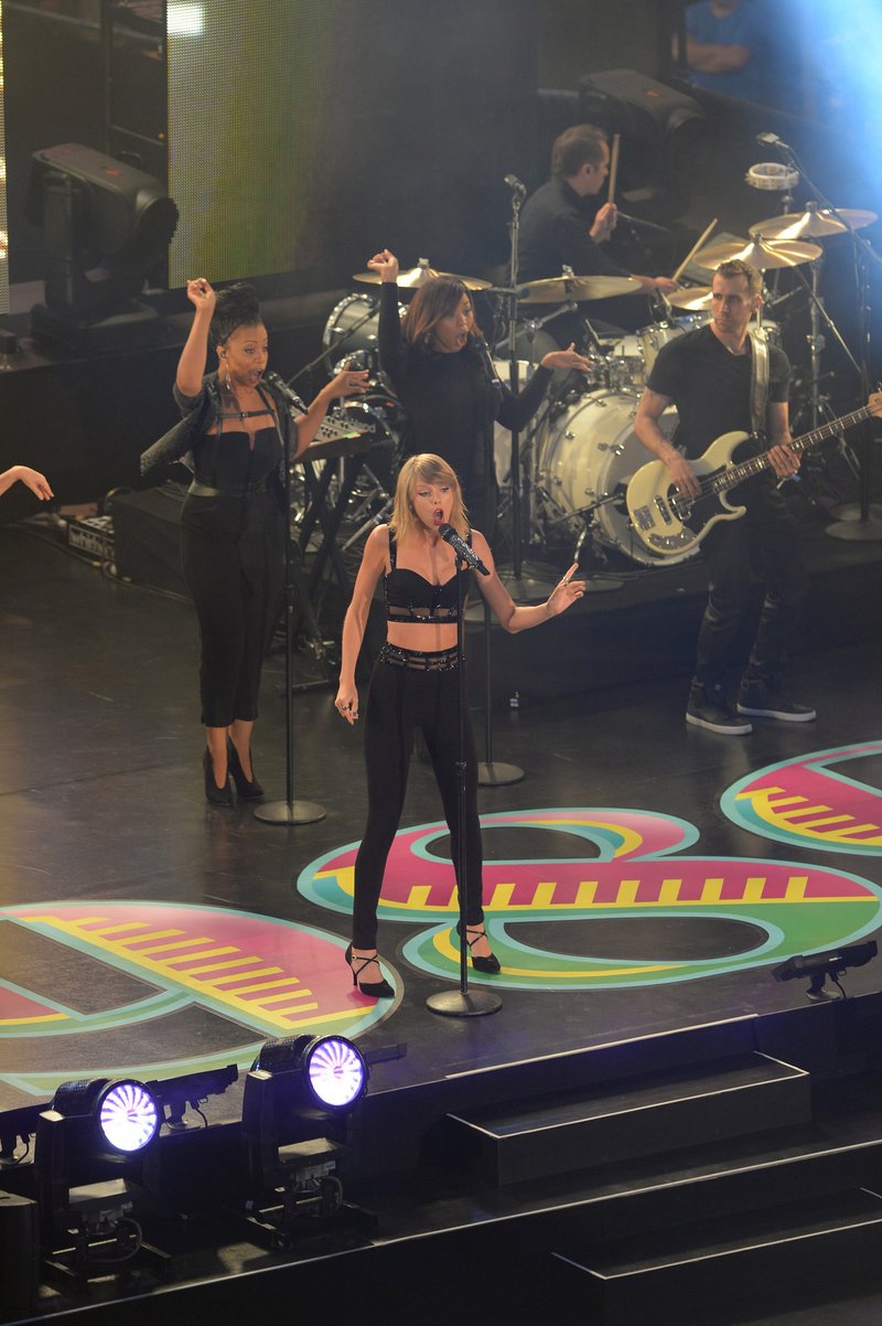 Taylor Swift — October 23 - Jimmy Kimmel Live — photo 374