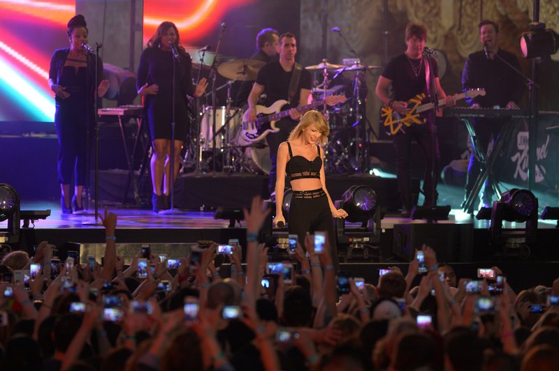 Taylor Swift — October 23 - Jimmy Kimmel Live — photo 376