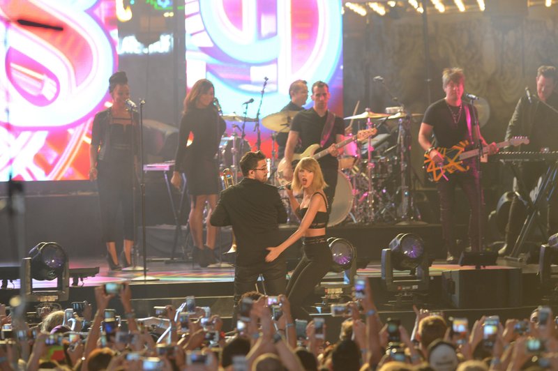 Taylor Swift — October 23 - Jimmy Kimmel Live — photo 377