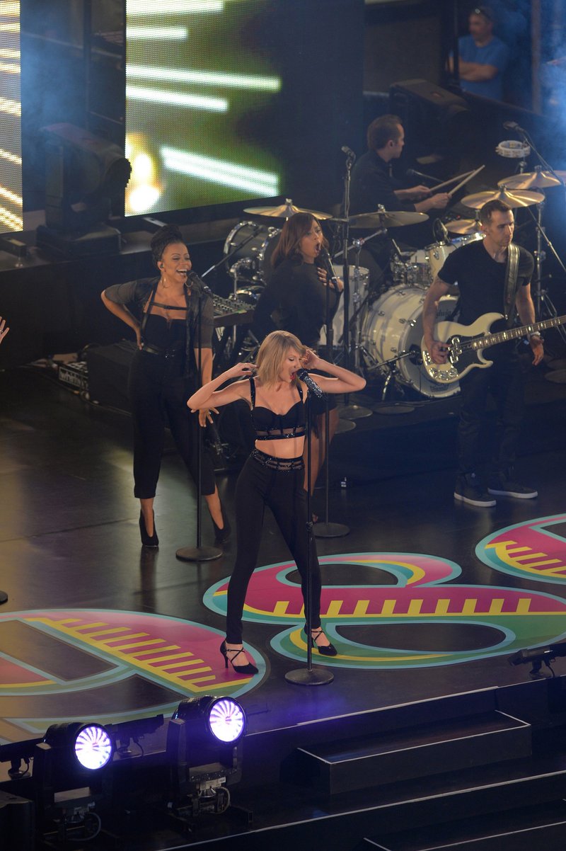 Taylor Swift — October 23 - Jimmy Kimmel Live — photo 379