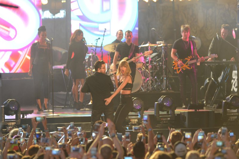 Taylor Swift — October 23 - Jimmy Kimmel Live — photo 380