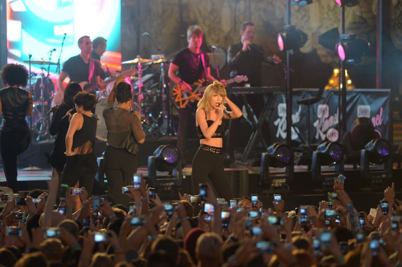 Taylor Swift — October 23 - Jimmy Kimmel Live — photo 381