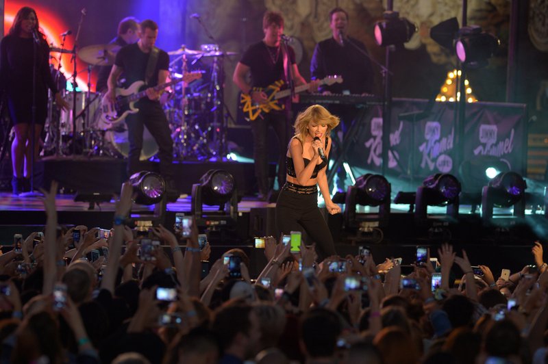 Taylor Swift — October 23 - Jimmy Kimmel Live — photo 382