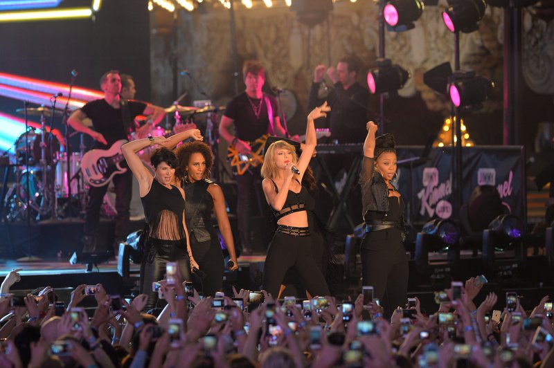 Taylor Swift — October 23 - Jimmy Kimmel Live — photo 387