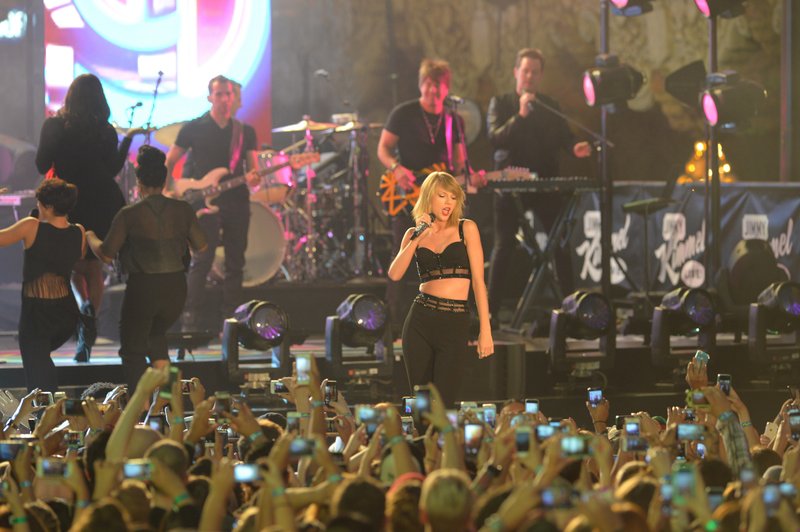 Taylor Swift — October 23 - Jimmy Kimmel Live — photo 389