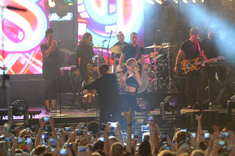Taylor Swift — October 23 - Jimmy Kimmel Live — photo 390