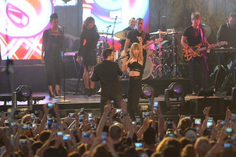 Taylor Swift — October 23 - Jimmy Kimmel Live — photo 391