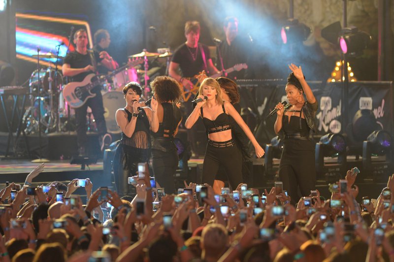 Taylor Swift — October 23 - Jimmy Kimmel Live — photo 392