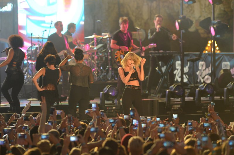 Taylor Swift — October 23 - Jimmy Kimmel Live — photo 393