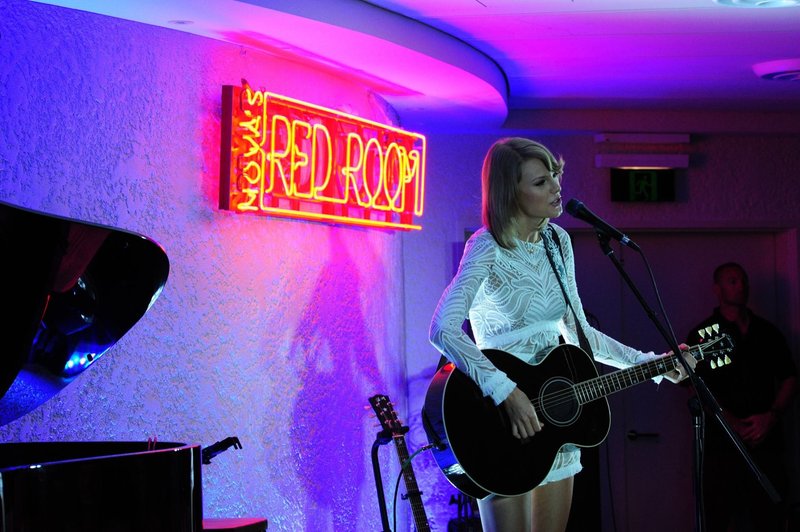 Taylor Swift — December 3 - Nova's Red Room — photo 2