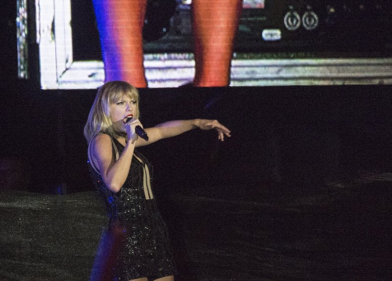 Taylor Swift — October 22 - Formula 1 US Grand Prix — photo 171