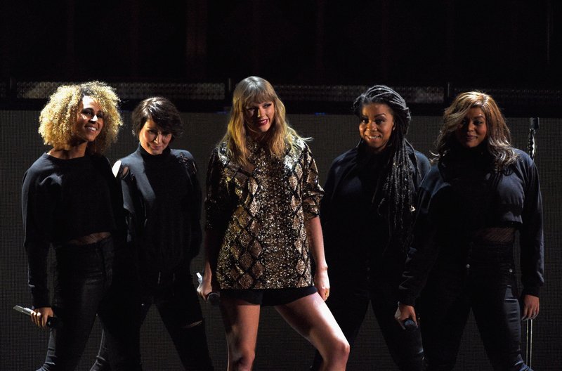 Taylor Swift — December 1 - 102.7 KIIS FM's Jingle Ball — photo 4