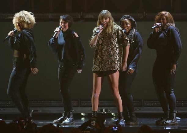 Taylor Swift — December 1 - 102.7 KIIS FM's Jingle Ball — photo 13