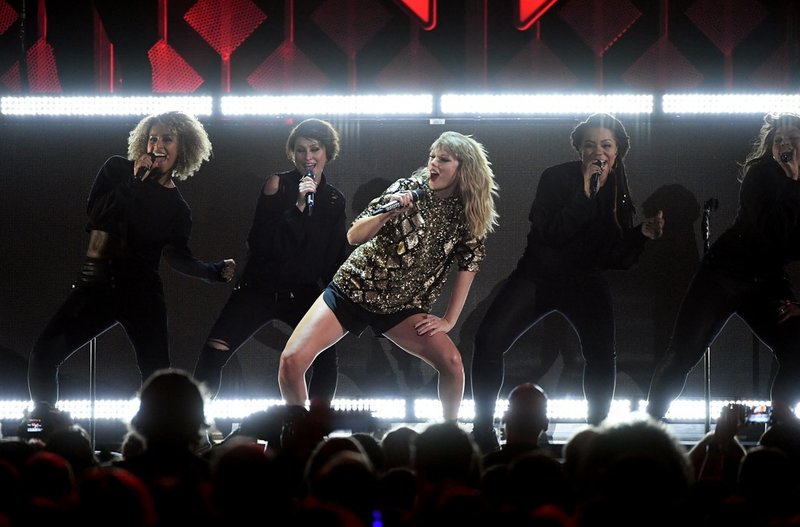 Taylor Swift — December 1 - 102.7 KIIS FM's Jingle Ball — photo 34
