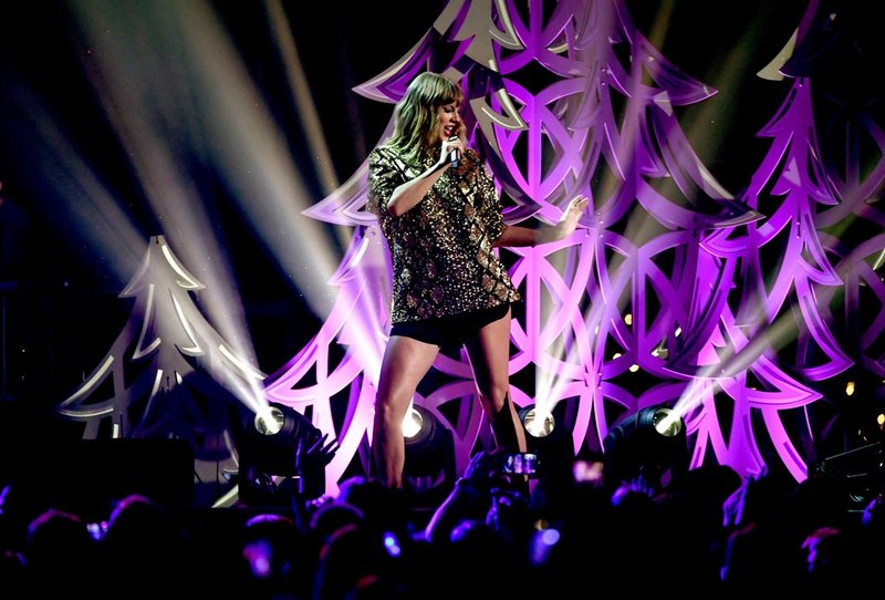 Taylor Swift — December 1 - 102.7 KIIS FM's Jingle Ball — photo 35