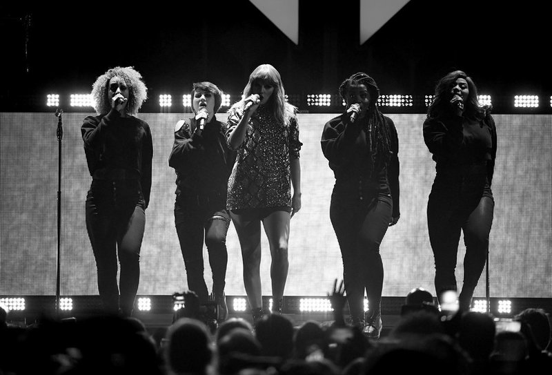 Taylor Swift — December 1 - 102.7 KIIS FM's Jingle Ball — photo 39
