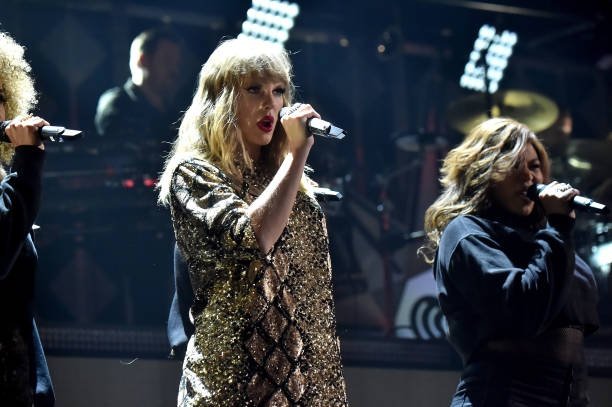 Taylor Swift — December 1 - 102.7 KIIS FM's Jingle Ball — photo 42