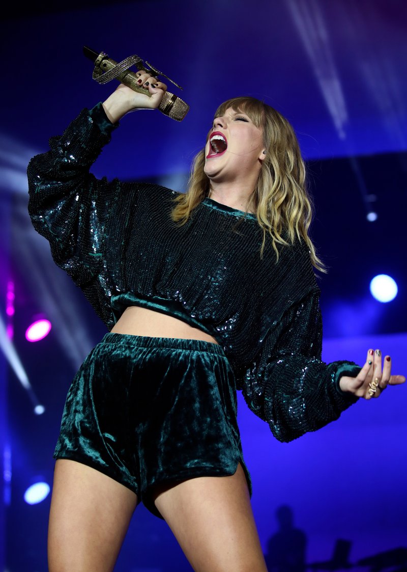 Taylor Swift — December 10 -  Capital's Jingle Bell Ball — photo 2