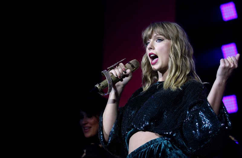 Taylor Swift — December 10 -  Capital's Jingle Bell Ball — photo 7