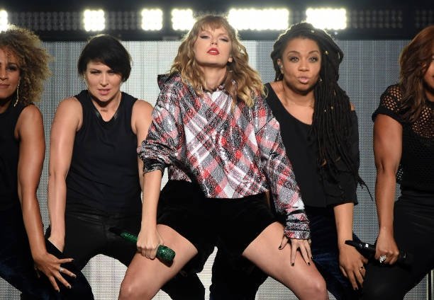 Taylor Swift — December 2 - 99.7 NOW! POPTOPIA — photo 7