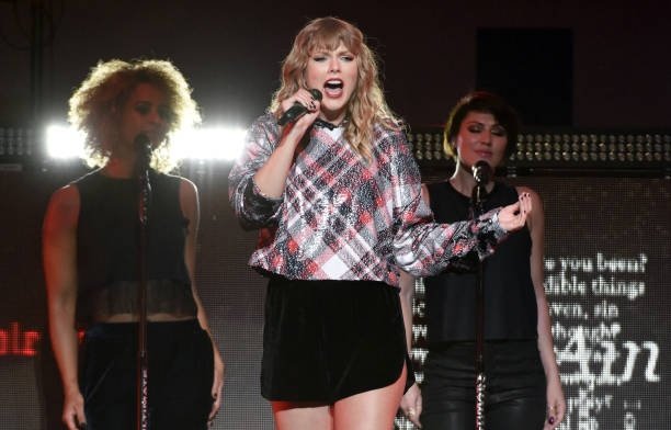 Taylor Swift — December 2 - 99.7 NOW! POPTOPIA — photo 16