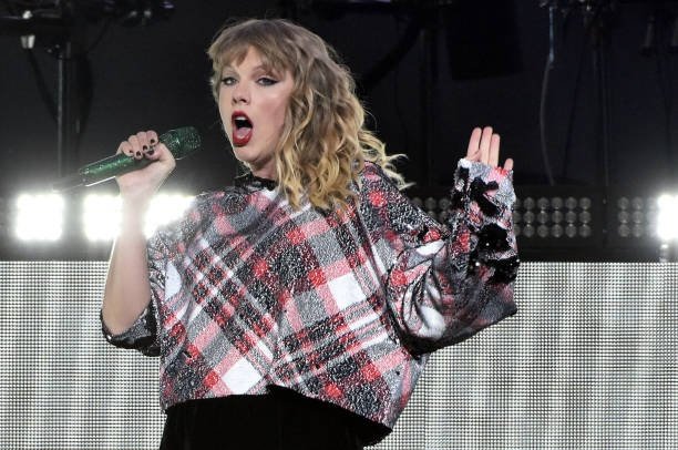 Taylor Swift — December 2 - 99.7 NOW! POPTOPIA — photo 29