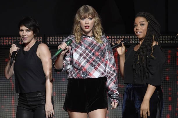 Taylor Swift — December 2 - 99.7 NOW! POPTOPIA — photo 40