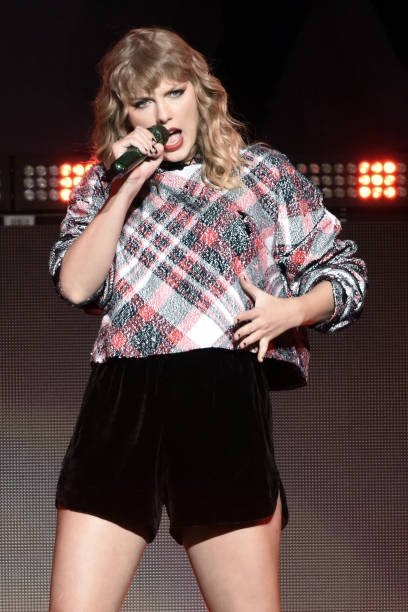Taylor Swift — December 2 - 99.7 NOW! POPTOPIA — photo 49