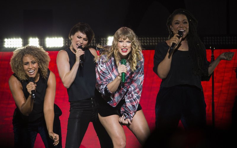 Taylor Swift — December 2 - 99.7 NOW! POPTOPIA — photo 67