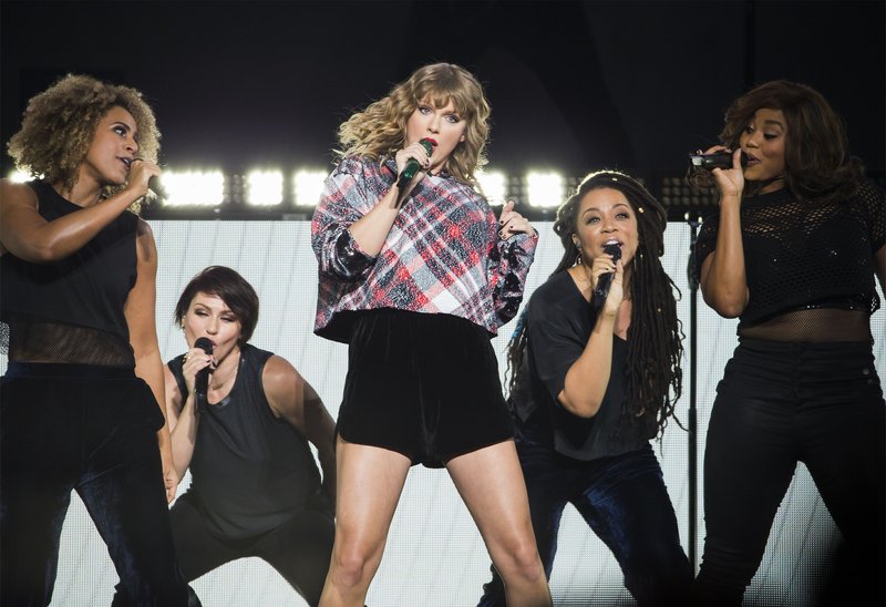 Taylor Swift — December 2 - 99.7 NOW! POPTOPIA — photo 68