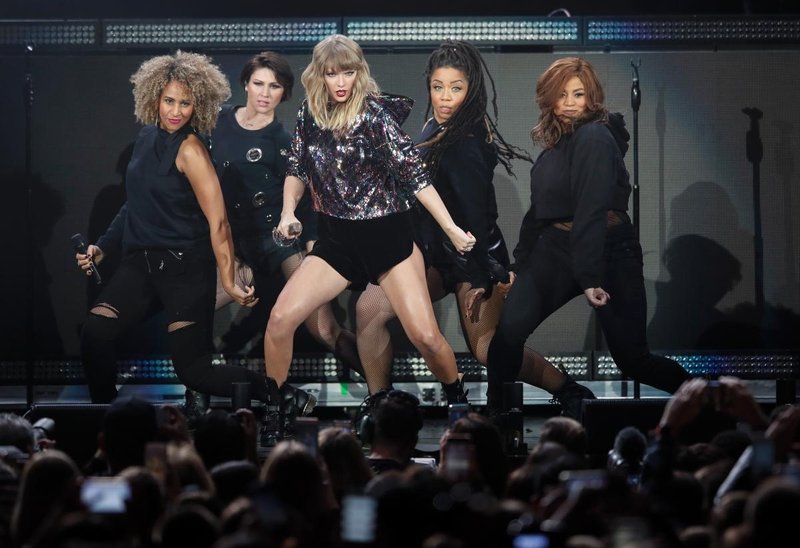 Taylor Swift — December 7 - B96 Pepsi Jingle Bash — photo 2