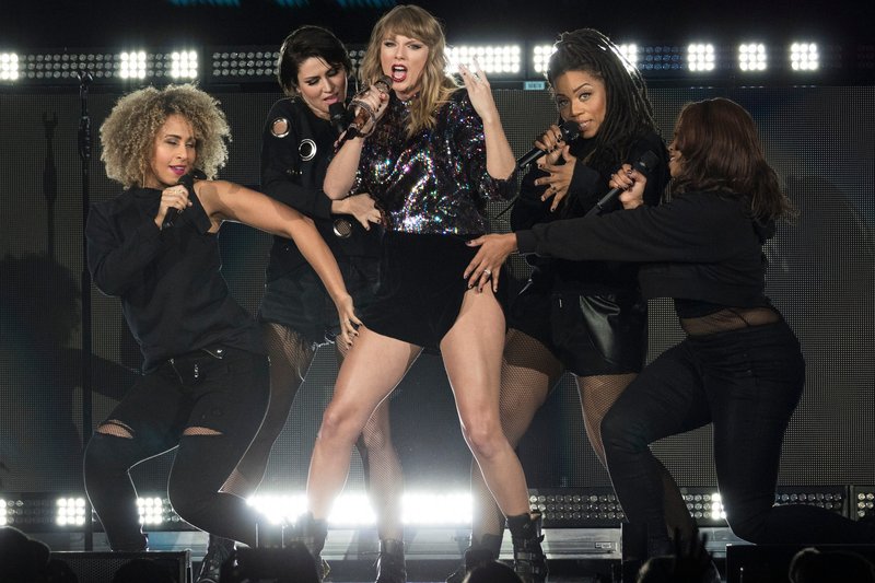 Taylor Swift — December 7 - B96 Pepsi Jingle Bash — photo 5