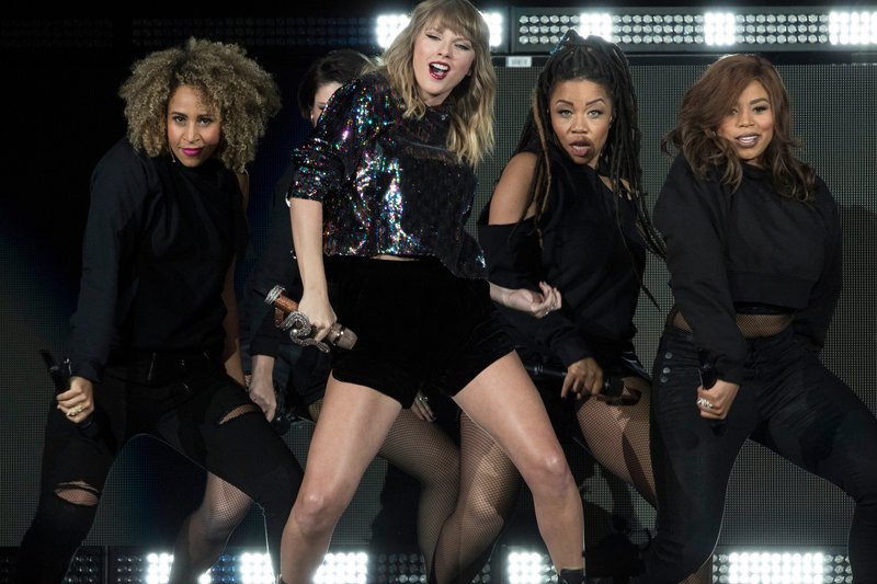 Taylor Swift — December 7 - B96 Pepsi Jingle Bash — photo 6