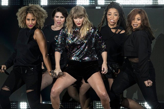 Taylor Swift — December 7 - B96 Pepsi Jingle Bash — photo 7