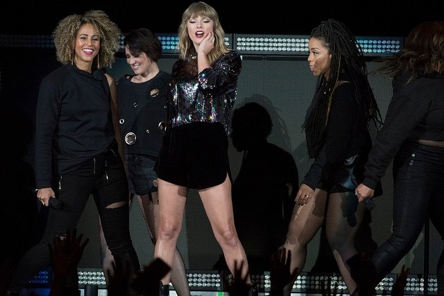 Taylor Swift — December 7 - B96 Pepsi Jingle Bash — photo 9