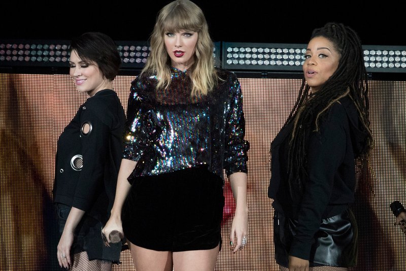 Taylor Swift — December 7 - B96 Pepsi Jingle Bash — photo 10