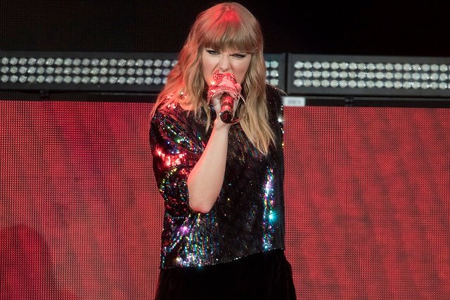 Taylor Swift — December 7 - B96 Pepsi Jingle Bash — photo 11