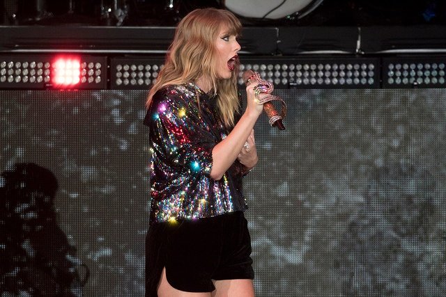 Taylor Swift — December 7 - B96 Pepsi Jingle Bash — photo 13