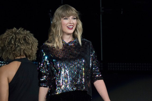 Taylor Swift — December 7 - B96 Pepsi Jingle Bash — photo 14