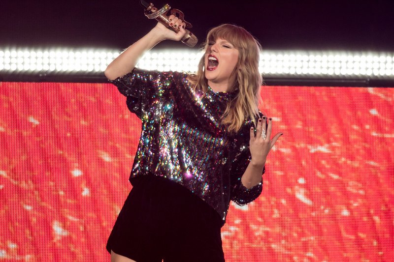 Taylor Swift — December 7 - B96 Pepsi Jingle Bash — photo 17