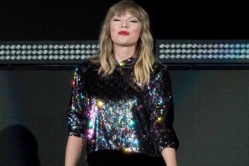 Taylor Swift — December 7 - B96 Pepsi Jingle Bash — photo 19