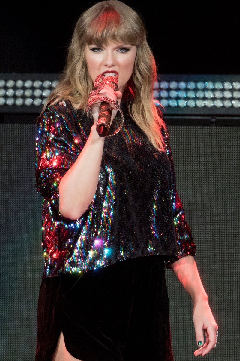 Taylor Swift — December 7 - B96 Pepsi Jingle Bash — photo 20
