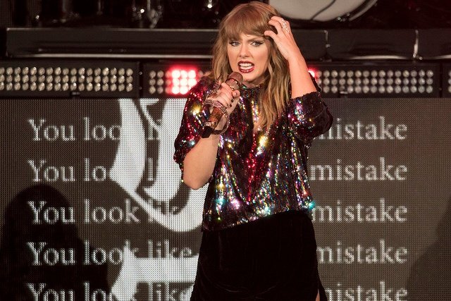Taylor Swift — December 7 - B96 Pepsi Jingle Bash — photo 21