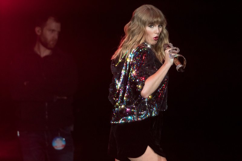 Taylor Swift — December 7 - B96 Pepsi Jingle Bash — photo 22