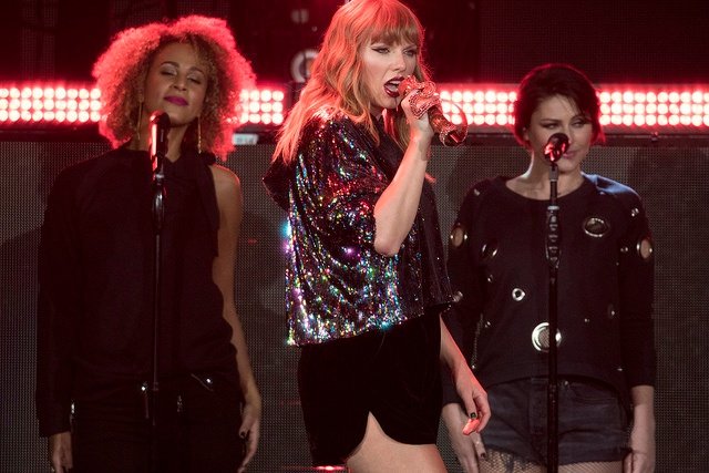 Taylor Swift — December 7 - B96 Pepsi Jingle Bash — photo 23