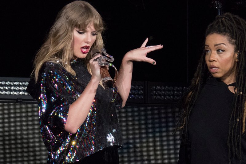 Taylor Swift — December 7 - B96 Pepsi Jingle Bash — photo 24