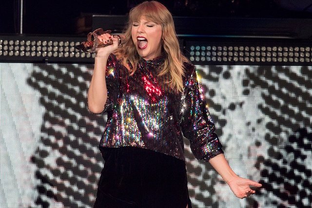 Taylor Swift — December 7 - B96 Pepsi Jingle Bash — photo 25