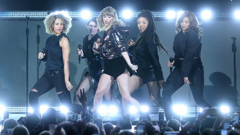 Taylor Swift — December 7 - B96 Pepsi Jingle Bash — photo 30