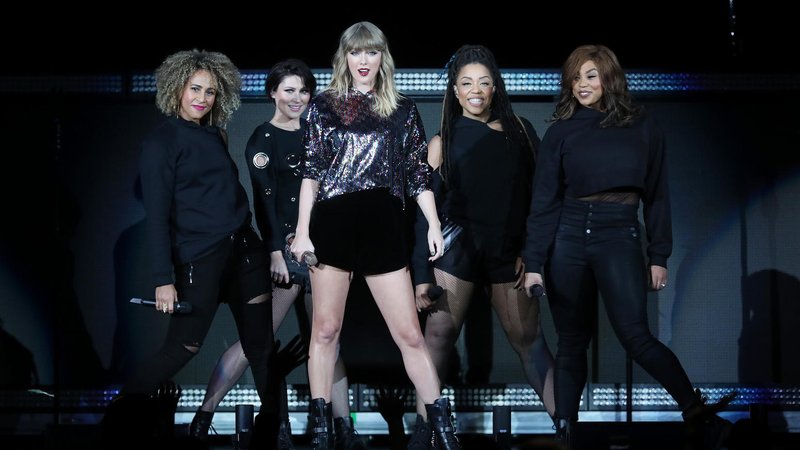 Taylor Swift — December 7 - B96 Pepsi Jingle Bash — photo 32